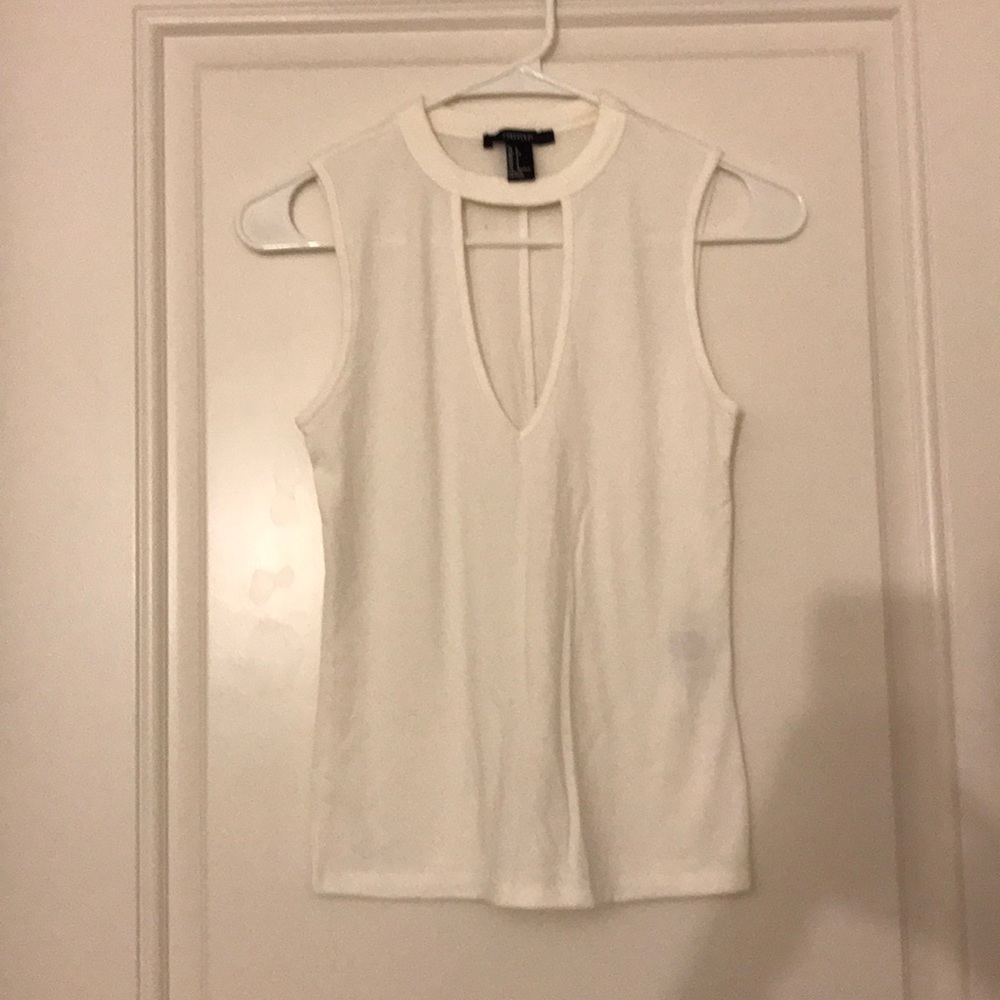 White keyhole top